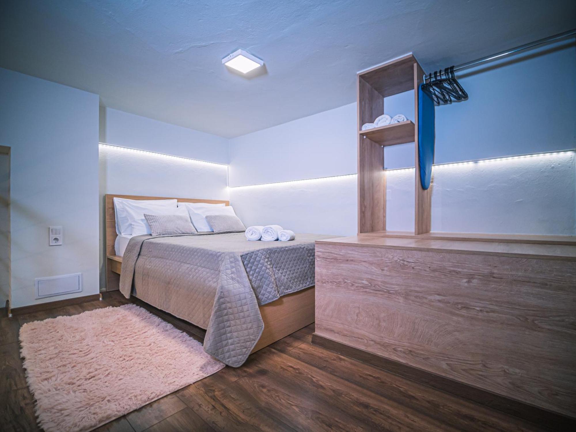 Loft Lux Living - 7 Minutes From Center Apartment