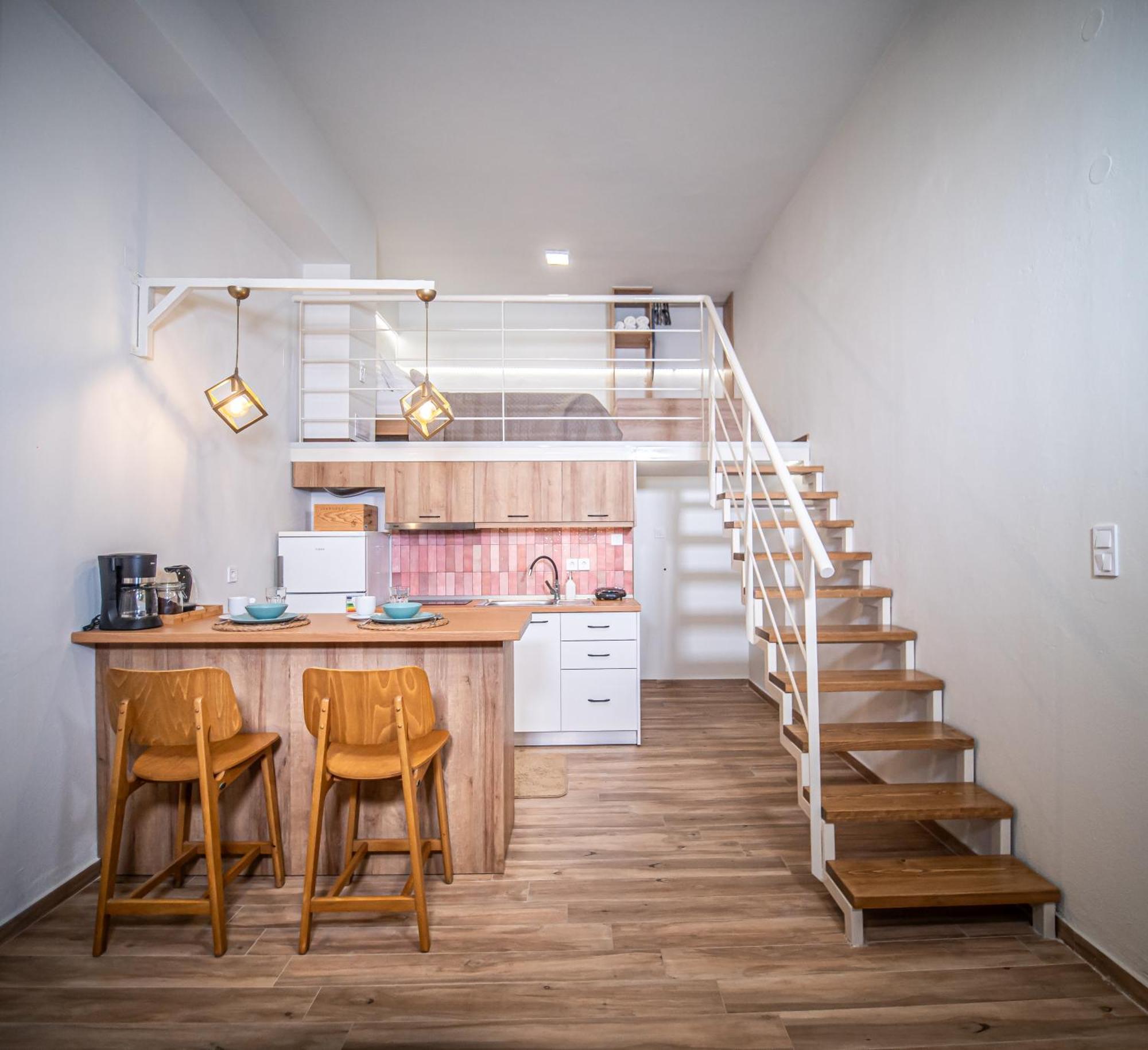 Loft Lux Living - 7 Minutes From Center Apartment